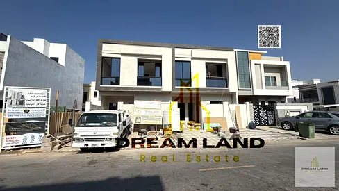 منزل تاون هاوس رائع، يتكون من 4 غرف نوم رئيسية مع خزائن ملابس مدمجة وسطح، معروض للبيع الآن في منطقة راقية