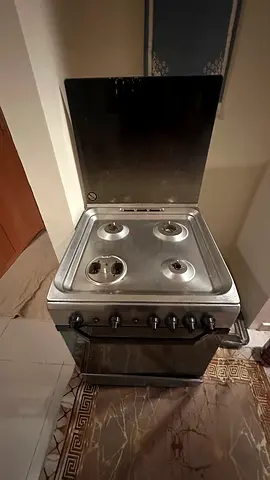 Full functioning Used freestanding gas stove with oven - 4 burners - self ignition