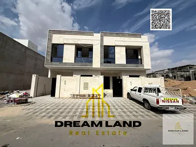 فيلا رائعة، تشمل رسوم التسجيل، تتكون من 4 غرف نوم رئيسية مع خزائن ملابس مدمجة وسطح، معروضة للبيع الآن في منطقة راقية.