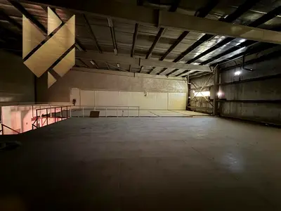 Large warehouse in Industrial Area 17, 8,000 sq. ft. with spacious mezzanine, ready to operate at a final competitive price