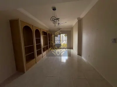 شقة غرفتين وصالة مع 2 حمام وخزائن بالحائط وبـاركـينج في مدينة الإمارات، موقع هادئ وخدمات قريبة، الإيجار 38,000 درهم على 4 شيكات فقط.