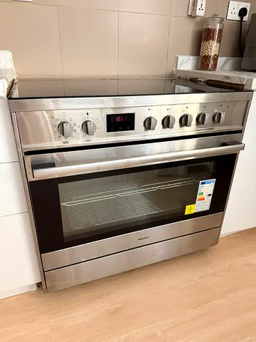 Free delivery Hisense Electric Range with Ceramic Hob and Oven 90 cm - Good Condition