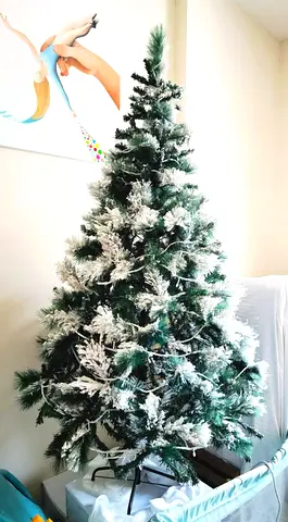 Christmas Tree (Fluffy, Natural look with snow.