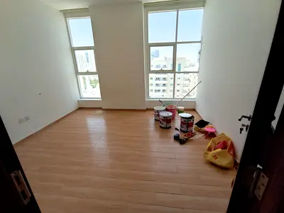 غرفتين وصالة للايجارالسنوي في الشارقه بالمجاز 3 تكييف مركزي 2 حمام خزائن بالحائط  باركينج مجاني جيم مجاني مساحه كبيره