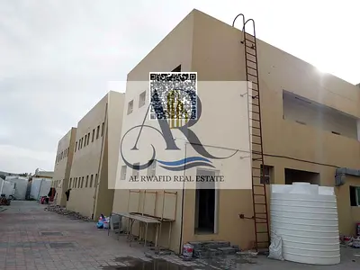 فرصة مميزة للشركات الكبيرة والمقاولين الباحثين عن سكن عمالي مجهز بالكامل وجاهز للاستخدام.  يتوفر مخيم عمل للإيجار، مصمم بتخطيط منظم جيدًا يتألف من ثلا