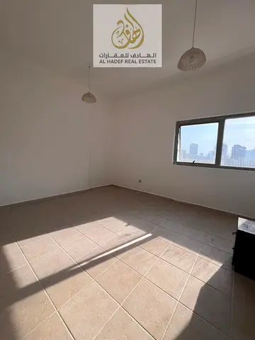 شقة غرفتين وصالة للإيجار في الشارقة القاسمية الند مع صيانة مستمرة ونظام دفع مرن وقريب من جميع الخدمات