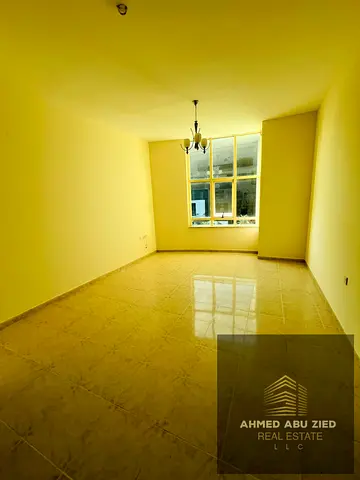 شقة غرفتين وصالة واسعة جداً للإيجار السنوي في النعيمية 1، بجوار مدرسة الحكمة وأبراج النعيمية. تضم 2 حمام وبلكونة بإطلالة مفتوحة. الإيجار 34,000 درهم،