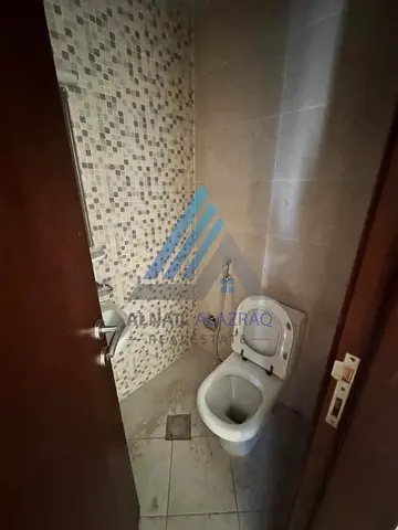 شقة مريحة للإيجار السنوي بتصميم عملي وموقع حيوي في قلب المجاز 2، توفر لك أسلوب حياة هادئ ومريح قريب من جميع الخدمات الأساسية. تتميز الشقة بتوزيع ذكي ل