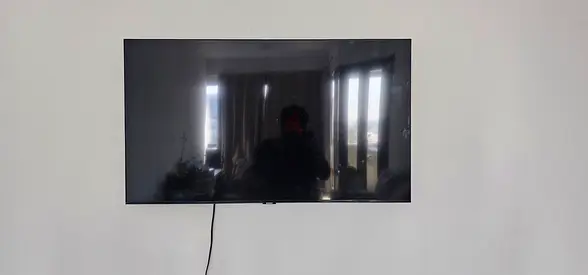 Samsung 43 Wall-Mounted LED TV - Good Condition