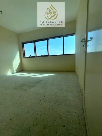 للإيجار السنوي في إمارة الشارقة منطقة المجاز 2 شقة سكنية مميزة بنظام عقد شيرنج رسمي مكونة من غرفتين وصالة داخل موقع استراتيجي على شارع جمال عبد الناصر