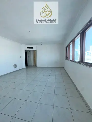 للإيجار السنوي في إمارة الشارقة منطقة المجاز 2 شقة سكنية مميزة بنظام عقد شيرنج رسمي مكونة من غرفتين وصالة داخل موقع استراتيجي على شارع جمال عبد الناصر