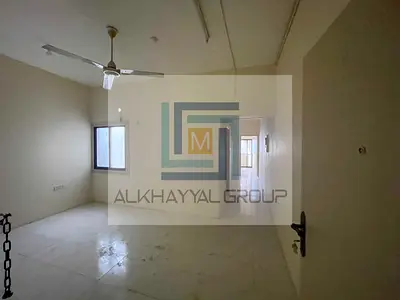 شقة غرفة وصالة واسعة ونظيفة للإيجار في موقع مميز خلف ميجا مول الشارقة.