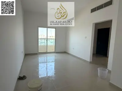 شقة غرفتين وصالة للإيجار في عجمان الجرف 3 بمساحات واسعة جداً مع بلكون و2 حمام وبناء نظيف عائلي وصيانة على المالك وقريبة من شارع الشيخ محمد بن زايد 🏡