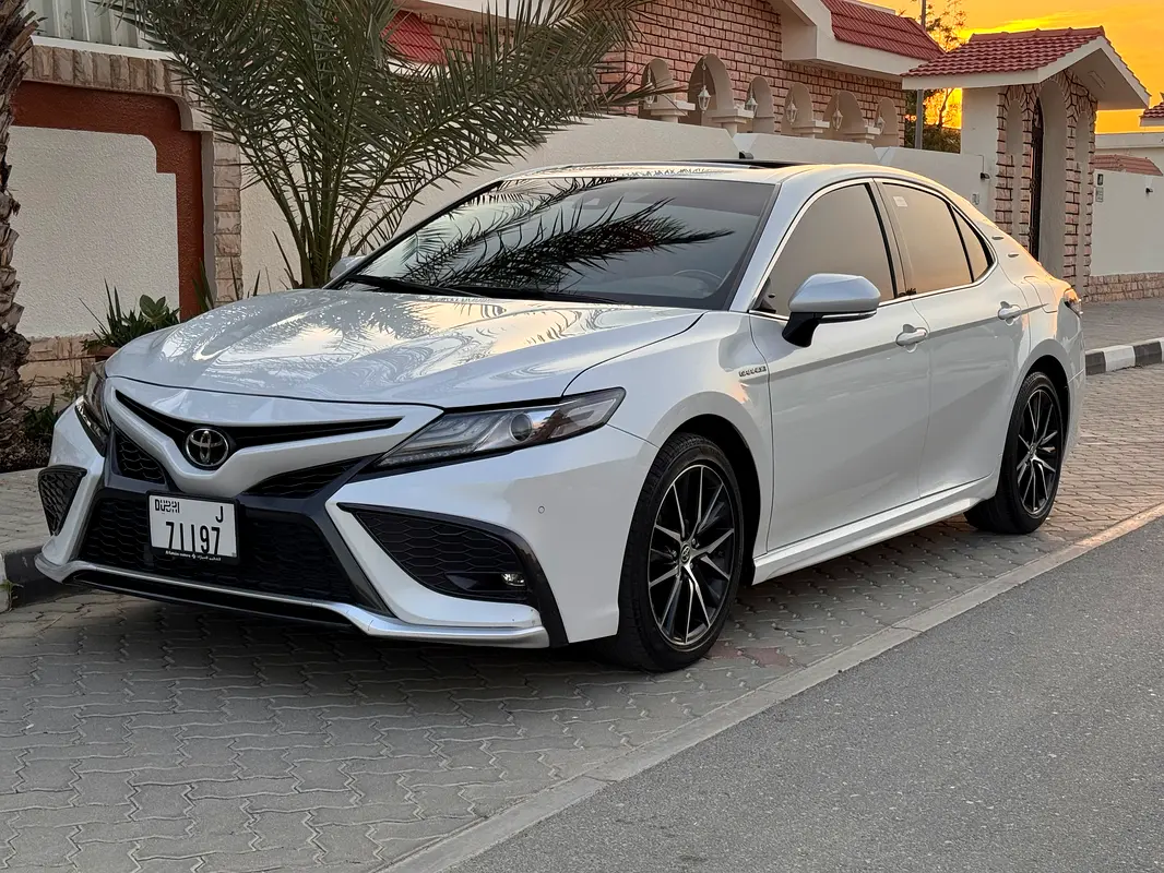 Toyota Camry 2023 — photo 1 of 9