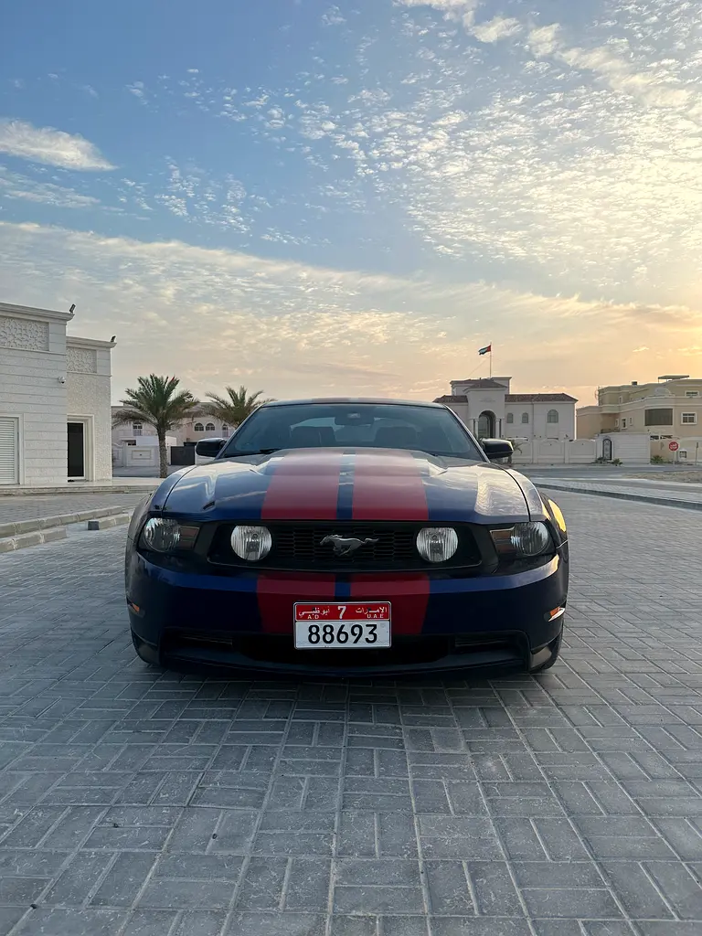 Ford Mustang 2012 — photo 1 of 9