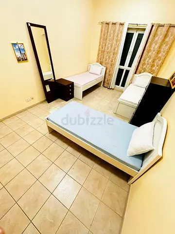 bed space for ladies available for rent in oud metha 1300 per month