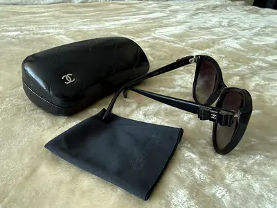 Chanel Black Sunglasses with Original Case and Cloth - Classic Logo