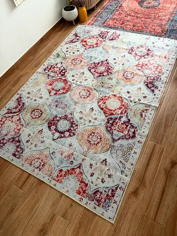 Light-Colored Vintage Style Rug - 160х230cm in excellent Condition