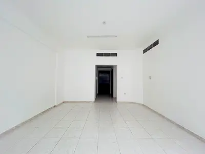 شقة واسعة من غرفتي نوم وصالة، بدون تبريد: شارع الملك فيصل: موقع مميز 📍: مناسبة للعائلات: جاهزة للسكن