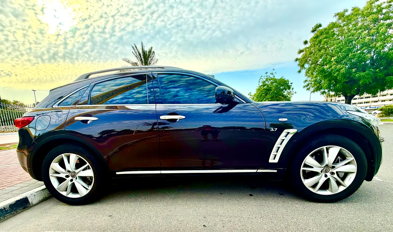Infiniti QX70 2015 — photo 1 of 17