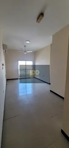 شقة غرفتين وصالة في منطقة السلمة ام القيوين \ موقع مميز يوفر الراحة والهدوء ويخدم مختلف احتياجات السكن العائلي