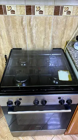 Used freestanding gas cooker with oven - 4 burners