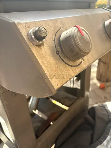 Used outdoor gas BBQ grill - needs cleaning, burners intact