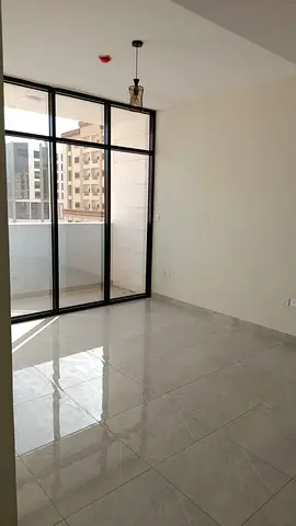 للإيجار – بناية أول ساكن في موقع مميز ✨🏢 🌟 شقة غرفة وصالة بتصميم فندقي راقي 🛏️ غرفة ماستر 🚿 2 حمام 🌅 بلكونة بمساحة ممتازة 🔧 صيانة مجانية 🏋️‍♂️