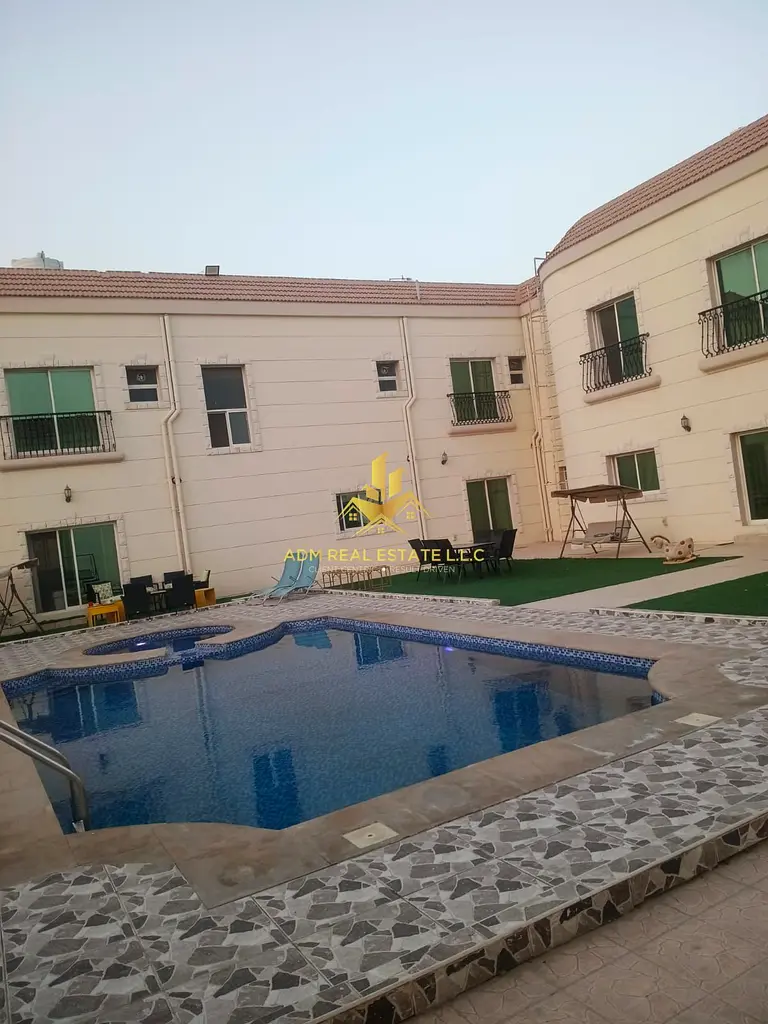 **AMAZING STUDIO SPACE**WELL MAINTAINED-POOL-PVT ENTRANCE-OUTSIDE SITTING AREA-PARKING-PRIME LOCATION