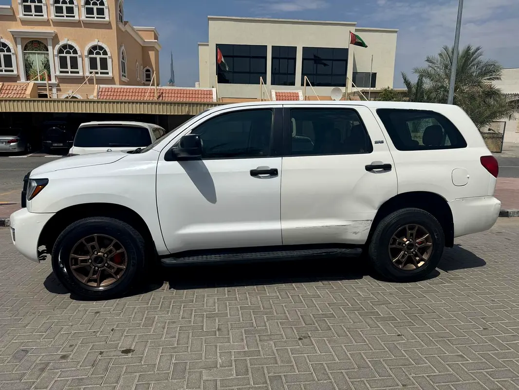 Toyota Sequoia 2013 — photo 1 of 10