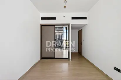 Prime Apt with Pool View | Fitted Kitchen | Vacant