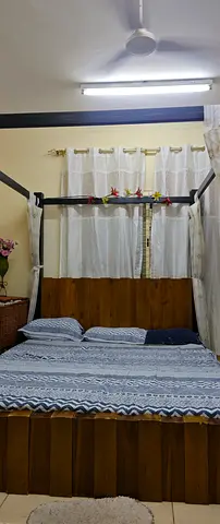 Solid Wood Four-Pole Bed with Headboard and Curtains - King Size