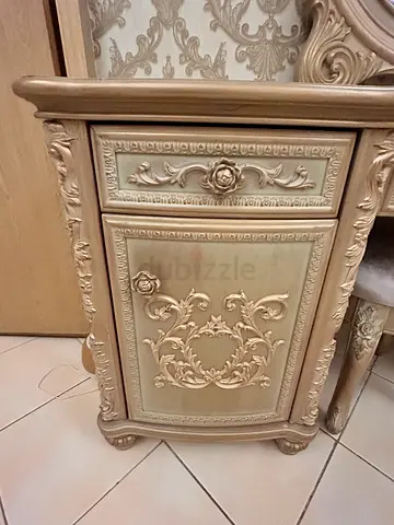 Ornate Vintage-Style Bed/ Bench / Bedside Tables - Beige Gold Finish