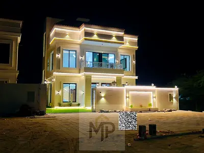 فيلا فاخرة بتصميم عصري وتشطيبات راقية وحديقة، كل ذلك بسعر يشمل رسوم التسجيل.