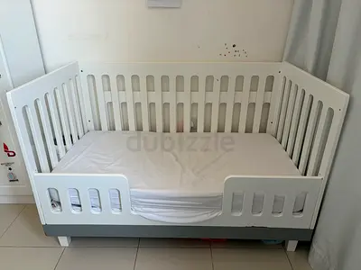 Juniors Madison 3-in-1 White Wooden Convertible Crib / in Good Condition