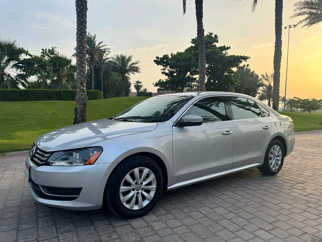 Volkswagen Passat 2012 — photo 1 of 20