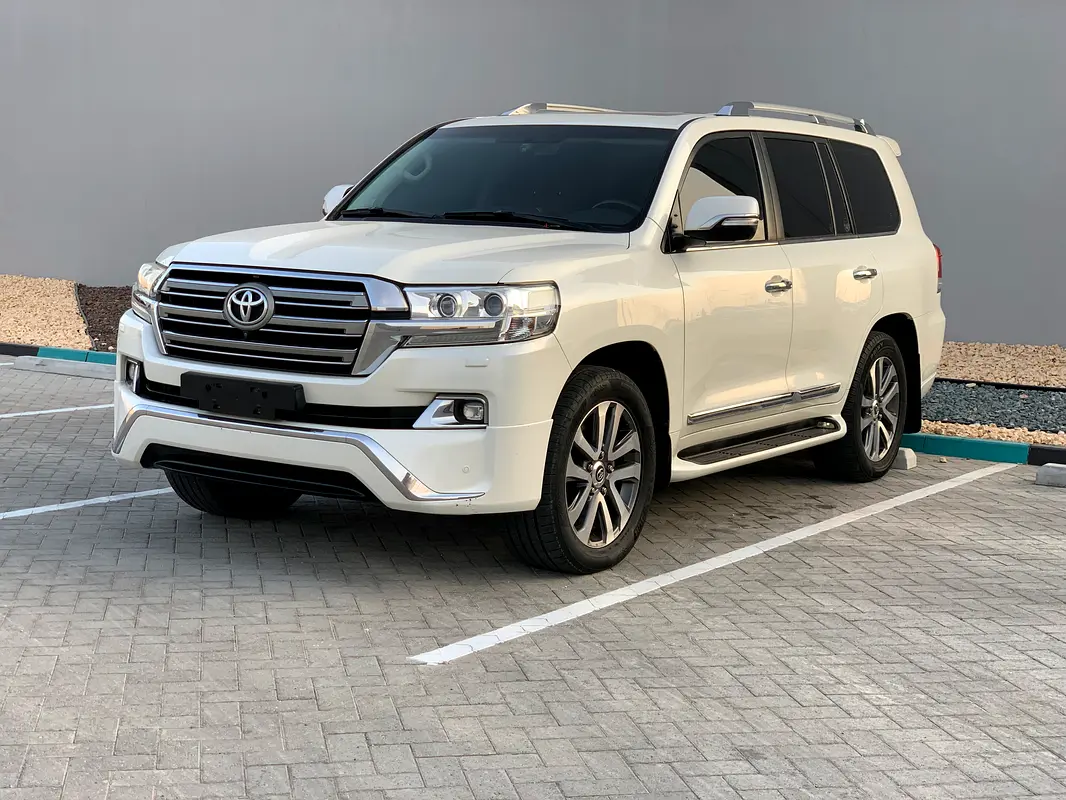 Toyota Land Cruiser 2016 — photo 1 of 12