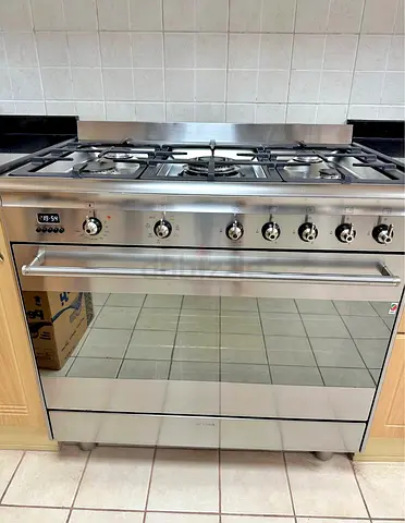 Italian brand Smeg 5 burner gas with electric oven size 90-60cm