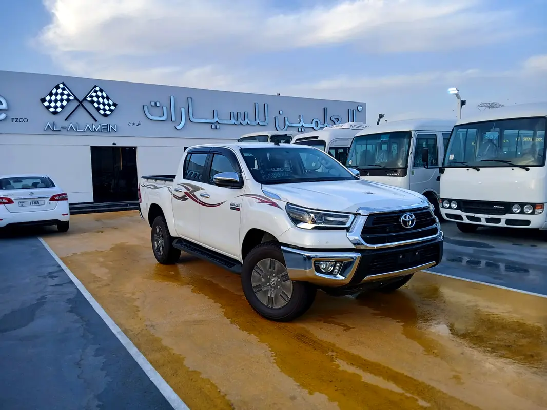 Toyota Hilux 2026 — photo 1 of 18