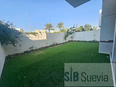 3 Beds | Large Living Space | Corner