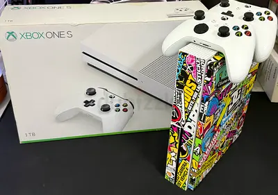 Xbox one s white color 1TP with 2 controllers