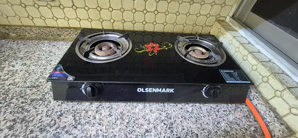 Olsenmark 2-Burner Gas Stove - Glass Top, Good Condition with empty gas cylinder