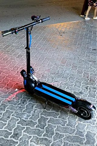 E10 electric scooter with free charger
