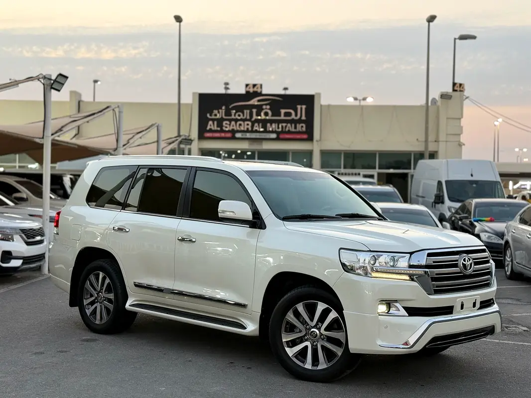 Toyota Land Cruiser 2017 — photo 1 of 18