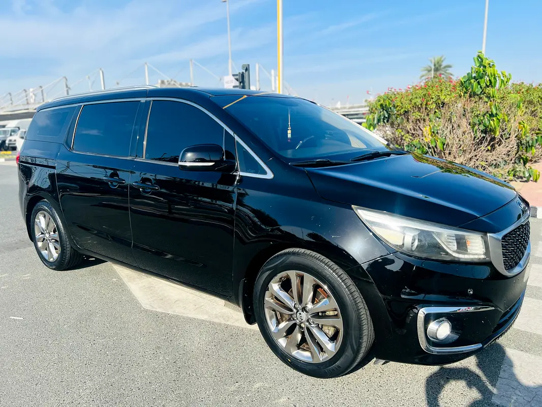 Kia Grand Carnival 2017 — photo 1 of 20