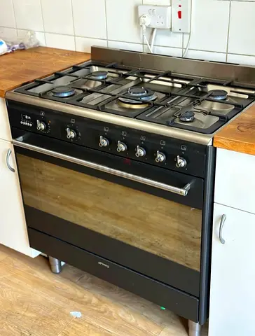 SMEG Cooker Top 5 Burner Gas Oven Electric 90 cm black color