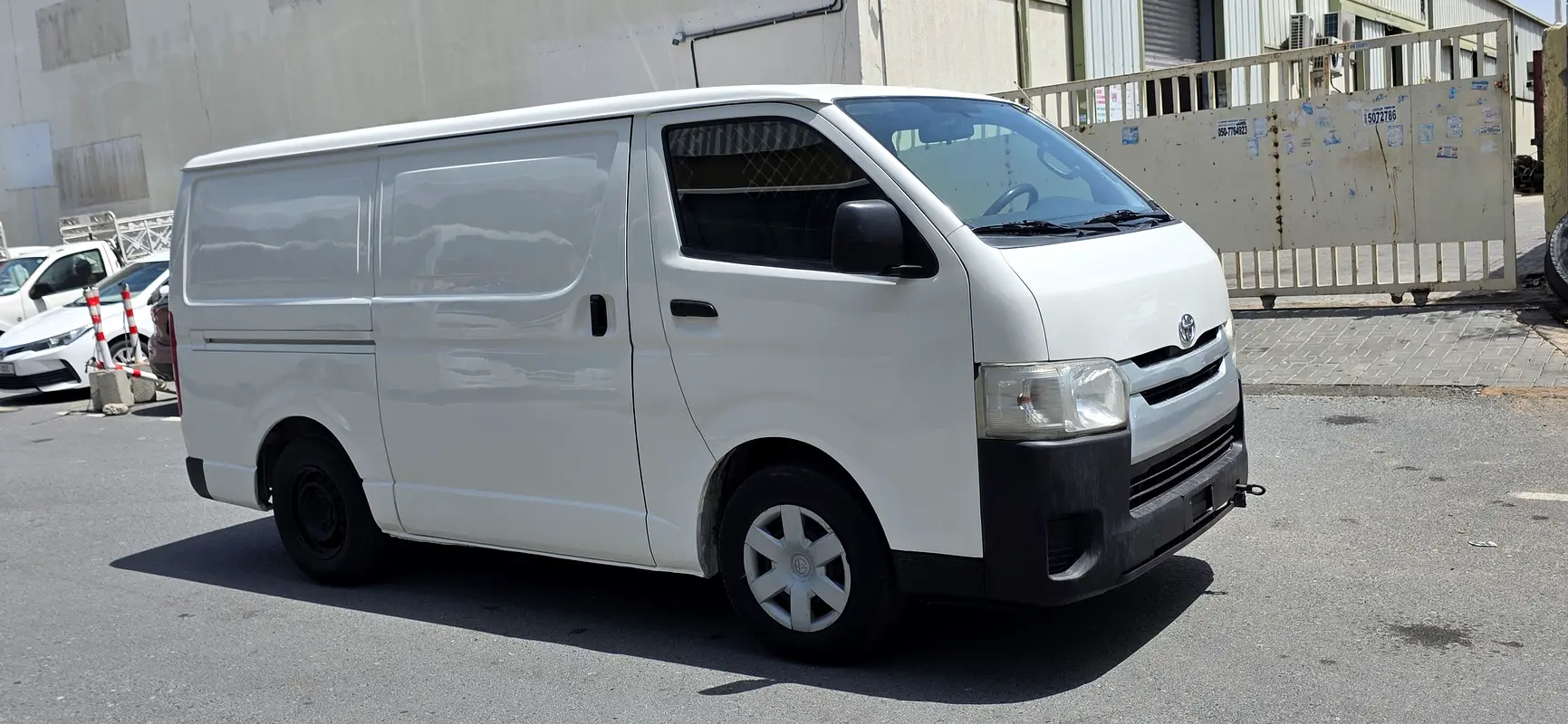 Toyota Hiace 2014 — photo 1 of 8