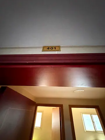 لإيجار في الخان – الشارقة، شقة غرفة وصالة في موقع مميز وحيوي قريب من كورنيش الخان وجميع الخدمات الأساسية، مما يجعلها خياراً مناسباً للسكن المريح بالقر