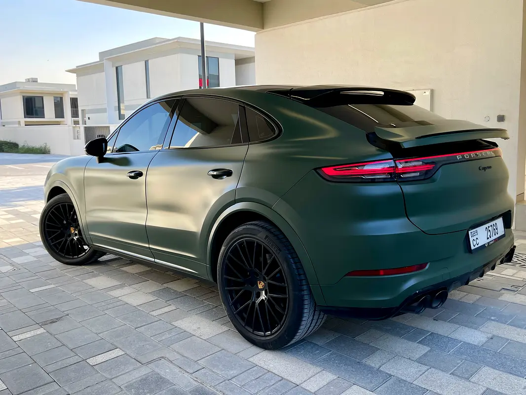 Porsche Cayenne 2021 — photo 1 of 20
