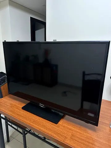 40” Non-smart HiSense TV excellent working condition
